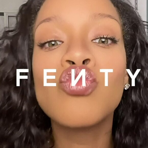 Rihanna présente sa routine de soins avec les produits de sa marque Fenty Skin, le 24 novembre 2020.