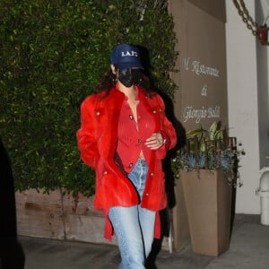 Rihanna essaie de passer incognito à la sortie du restaurant Giorgio Baldi à Santa Monica, Los Angeles, le 24 novembre 2020.