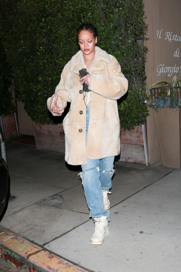 Exclusif - Rihanna seule à la sortie du restaurant Giorgio Baldi de Santa Monica après un dîner le 11 novembre 2020.