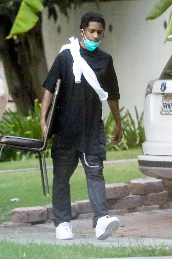 Exclusif - ASAP Rocky ramène une chaise trouvée dans la rue à son domicile dans le quartier de Hollywood à Los Angeles pendant l'épidémie de coronavirus (Covid-19), le 16 septembre 2020.