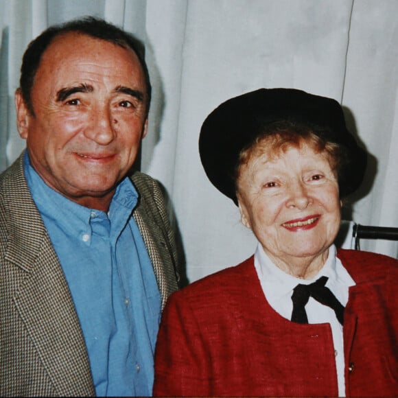 Archives - Exclusif - Claude Brasseur avec sa mère Odette Joyeux et son fils Alexandre Brasseur en Janvier 2000 au Théâtre à Paris. © Denis Guignebourg / BestImage