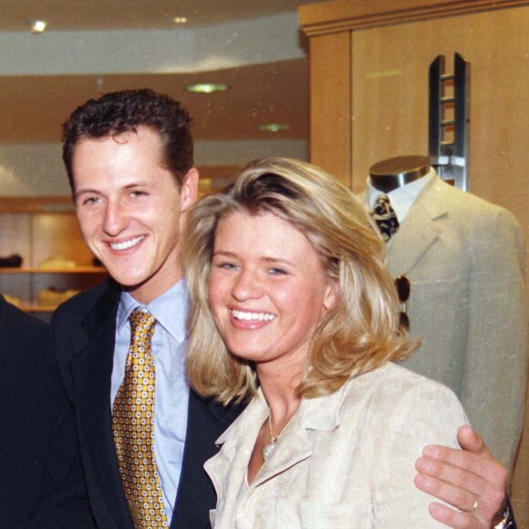 Mickael Schumacher et sa femme Corinna dans une boutique à Milan.