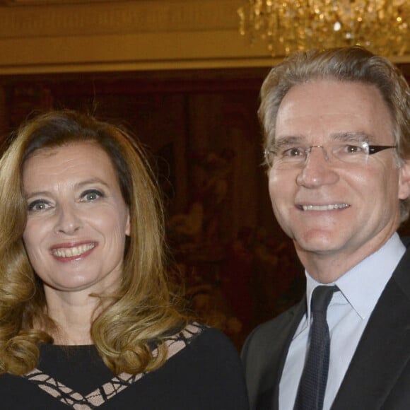 Exclusif - Laurent Delahousse, Valerie Trierweiler, Olivier Royant (directeur de la redaction de Paris-match) - Francois Hollande a élevé la chanteuse et actrice Line Renaud au rang de grand officier de la Legion d'honneur lors d'une cérémonie au palais de l'Elysée à Paris le 21 novembre 2013. 