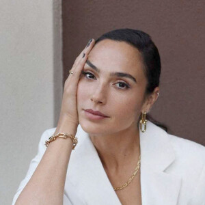 Visage de la marque, l'actrice Gal Gadot pose pour la dernière campagne de Tiffany & Co