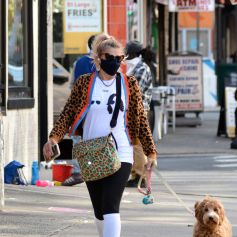 Exclusif - Busy Philips promène son chien avec un tee-shirt appelant à voter pour Joe Biden, et sa colistière K. Harris, à New York, le 5 octobre 2020. L'actrice américaine de 41 ans rejoint le casting de la série de T. Fey, "Girls5Eva" pour la plateforme Peacock.