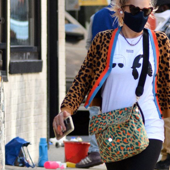 Exclusif - Busy Philips promène son chien avec un tee-shirt appelant à voter pour Joe Biden, et sa colistière K. Harris, à New York, le 5 octobre 2020. L'actrice américaine de 41 ans rejoint le casting de la série de T. Fey, "Girls5Eva" pour la plateforme Peacock.