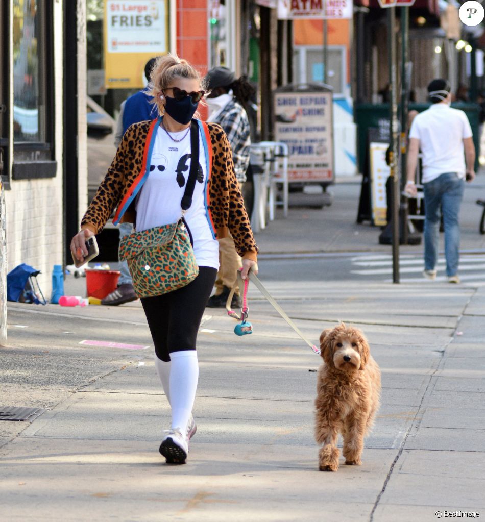 Exclusif - Busy Philips promène son chien avec un tee-shirt appelant à voter pour Joe Biden, et sa colistière K. Harris, à New York, le 5 octobre 2020. L&#039;actrice américaine de 41 ans rejoint le casting de la série de T. Fey, &quot;Girls5Eva&quot; pour la plateforme Peacock.