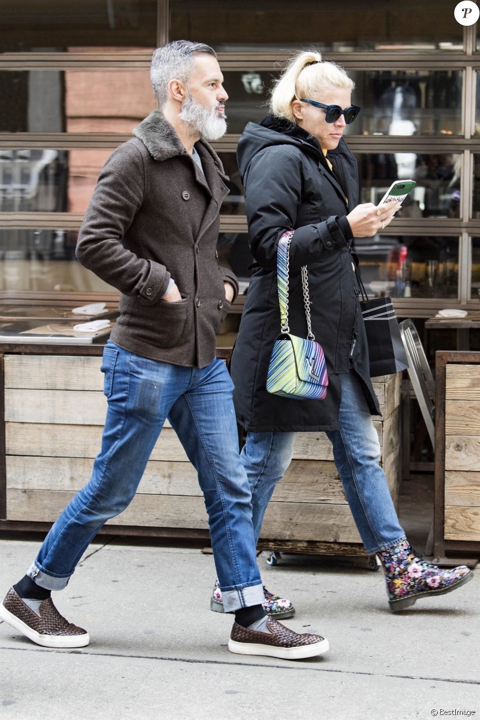 Exclusif - Busy Phillips et son mari Marc Silverstein se promènent à New York le 13 avril 2018.