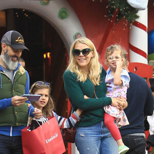 Exclusif - Busy Phillips est allée visiter la maison du père Noël avec son mari Marc Silverstein et ses filles Cricket et Birdie Silverstein à The Grove à Los Angeles, le 10 décembre 2016