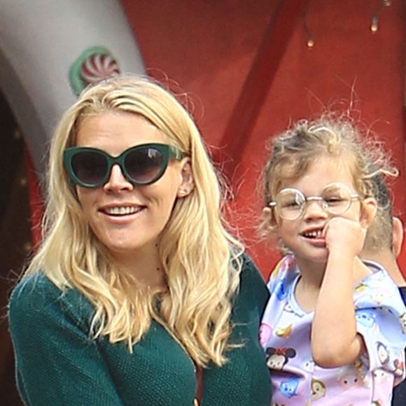 Exclusif - Busy Phillips est allée visiter la maison du père Noël avec son mari Marc Silverstein et ses filles Cricket et Birdie Silverstein à The Grove à Los Angeles, le 10 décembre 2016