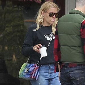 Exclusif - Busy Phillips est allée déjeuner avec son mari Marc Silverstein et sa fille Birdie Leigh Silverstein à Los Feliz, le 25 février 2017