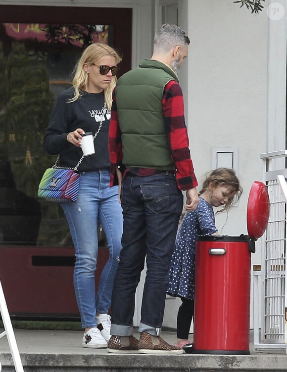 Exclusif - Busy Phillips est allée déjeuner avec son mari Marc Silverstein et sa fille Birdie Leigh Silverstein à Los Feliz, le 25 février 2017