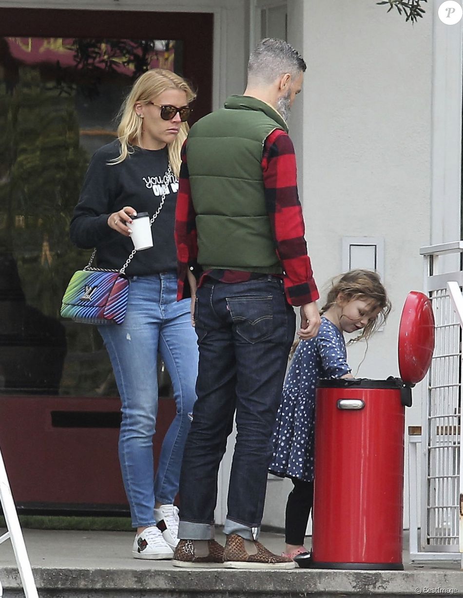 Exclusif - Busy Phillips est allée déjeuner avec son mari Marc Silverstein et sa fille Birdie Leigh Silverstein à Los Feliz, le 25 février 2017