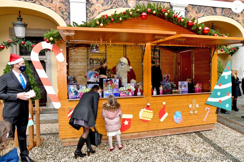 La princesse Charlene de Monaco (avec une nouvelle coupe de cheveux) durant le traditionnel Arbre de Noël du Palais Princier à Monaco en mode COVID, le 16 décembre 2020. © Bruno Bebert / Pool Monaco / Bestimage