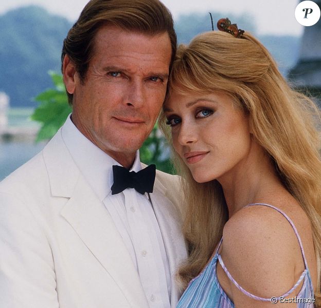 Tanya Roberts et Roger Moore dans le film James Bond Dangereusement Vôtre dans les années 80. © MPP Marlyse / Bestimage