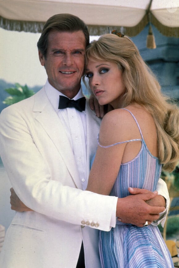 Tanya Roberts et Roger Moore dans le film James Bond Dangereusement Vôtre en 1985. © MPP Marlyse / Bestimage <br /><br />