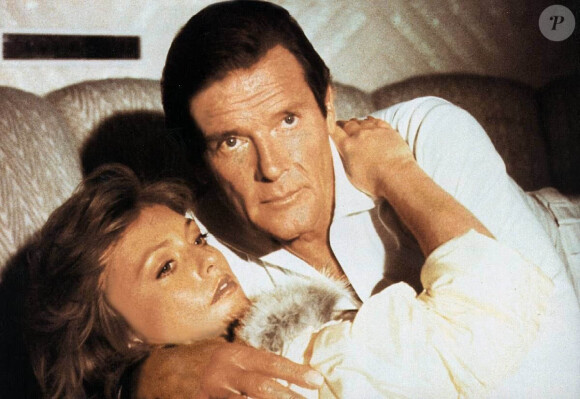 Tanya Roberts et Roger Moore dans le film James Bond "Dangereusement Vôtre" en 1985. © MPP Marlyse / Bestimage 