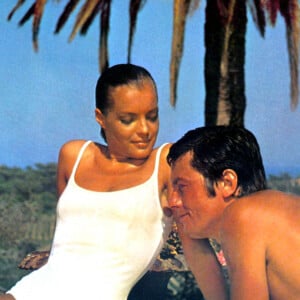 Alain Delon et Romy Schneider sur le tournage du film "La piscine". 1969