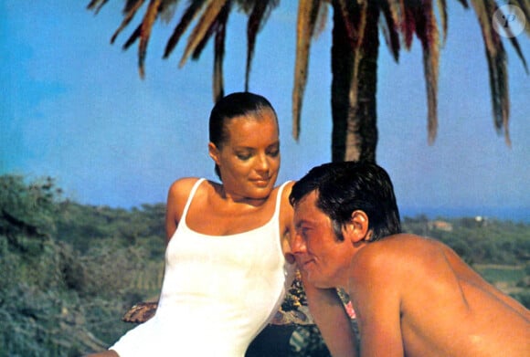 Alain Delon et Romy Schneider sur le tournage du film "La piscine". 1969