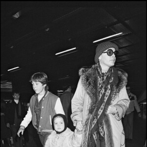 Romy Schneider avec ses enfants Sarah Biasini et David à l'aéroport à Paris le 10 février 1981.