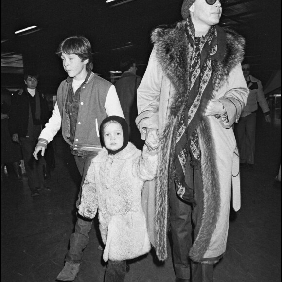 Romy Schneider avec ses enfants Sarah Biasini et David à l'aéroport à Paris le 10 février 1981.