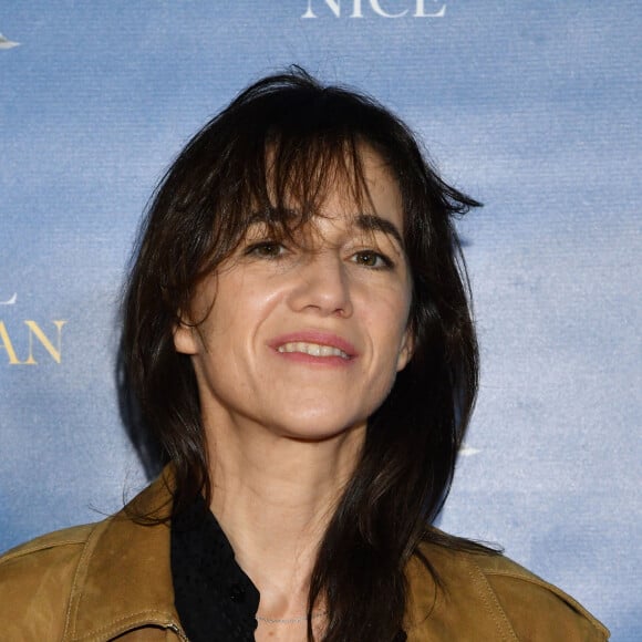 Charlotte Gainsbourg durant la soirée d'ouverture de la 1ere éditon du Festival Ciné Roman à Nice le 23 octobre 2019. Le Festival a commencé sous la pluie mais en musique et le président du Jury, Frédéric Beigbeder après avoir dansé sur le photocall comme Héléna Noguera, membre du Jury, a annoncé au public avoir été très content de trouver dans sa chambre d'hôtel un panier garni avec des spécialités niçoises telles que huile d'olives, tapenade... et olives de Nice, avant de proclamer ouvert le 1er Festival Ciné Roman. Pour cette soirée c'est un film hors compétition qui a été projeté, "Mon chien stupide" réalisé par Yvan Attal, Mon chien Stupide, adapté du roman de John Fante, et avec dans le rôle principal, sa femme Charlotte Gainsbourg. Cette manifestation a lieu du 23 au 26 octobre 2019. Tout en marquant la fin de l'année du Cinéma à Nice, elle deviendra pérenne et marquera une nouvelle avancée dans la présence de la Ville au niveau culturel international. Comme son nom l'indique, le festival Ciné Roman consiste à organiser un festival qui présente des films tirés de roman à travers différentes programmations (films en compétitions, avant-premières, films cultes) mais aussi des débats, masterclass et lectures. Daniel et Nathalie Benoin, Carole Chrétiennot et Christophe Barratier, les organisateurs de ce Festival souhaitent qu'il donne lieu à des rencontres entre auteurs, éditeurs, réalisateurs-producteurs et surtout bien sûr avec le public. © Bruno Bebert/Bestimage