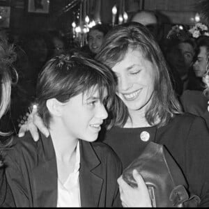 Kate Barry, Charlotte Gainsbourg, Jane Birkin et Serge Gainsbourg à la soirée des César au Fouquet's en 1986.