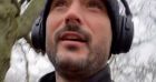 Jérémy Frérot apprend que son nouveau single "Un homme" est dans le Top 10 d'Apple Music.