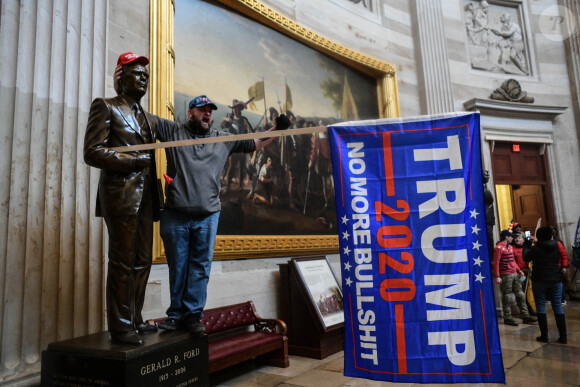 Des partisans du président Donald Trump entrent dans le Capitole des États-Unis pour contester le résultat des élections présidentielles et empêcher la procédure de certification de la victoire de Joe Biden par le Congrès à Washington. Le 6 janvier 2021. © Miguel Juarez Lugo/ZUMA Wire / Bestimage