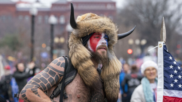 Invasion du Capitole : qui est l'homme viking, dont la photo a déjà fait le tour du monde ?