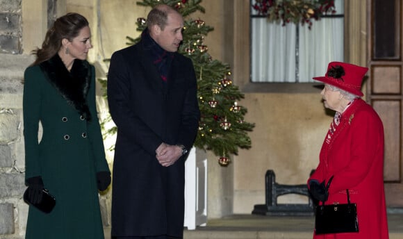 Catherine Kate Middleton, duchesse de Cambridge, le prince William, duc de Cambridge, la reine Elisabeth II d'Angleterre - La famille royale se réunit devant le chateau de Windsor pour remercier les membres de l'Armée du Salut et tous les bénévoles qui apportent leur soutien pendant l'épidémie de coronavirus (COVID-19) et à Noël le 8 décembre 2020.