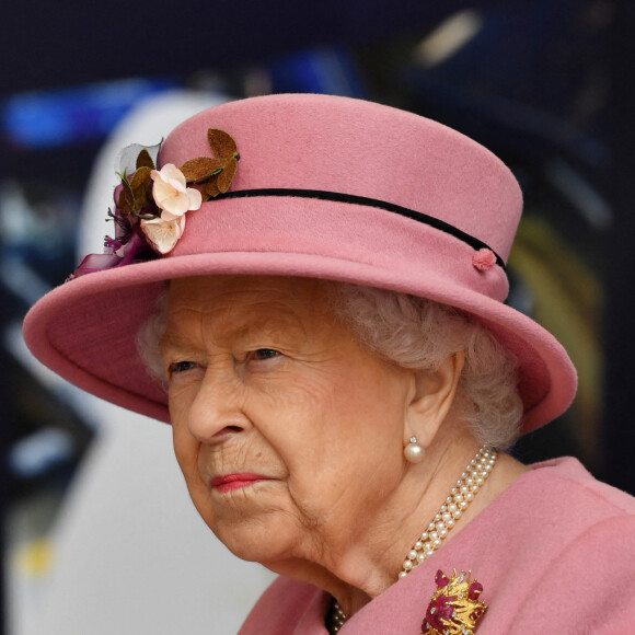 La reine Elisabeth II d'Angleterre et le prince William, duc de Cambridge, visitent le laboratoire des sciences et de la technologie de la défense (DSTL) à Porton Down, le 15 octobre 2020.