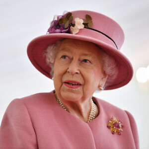 La reine Elisabeth II d'Angleterre et le prince William, duc de Cambridge, visitent le laboratoire des sciences et de la technologie de la défense (DSTL) à Porton Down, le 15 octobre 2020.