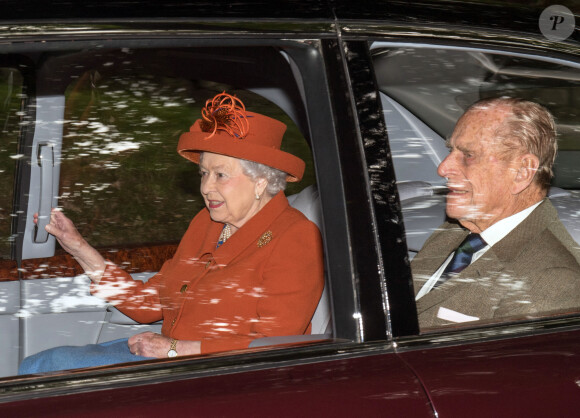 La reine Elisabeth II et le prince Philip duc d'Édimbourg - La famille royale Britannique arrive à la messe lors de leurs vacances d'été dans leur résidence écossaise à Ballater le 20 aout 2017.