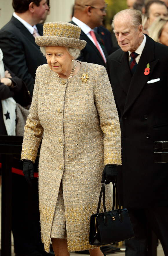 La reine Elisabeth II d'Angleterre et le prince Philip, duc d'Edimbourg lors de l'inauguration du "Flanders Fields Memorial Garden" à la Chapelle de Westminster à Londres, le 6 novembre 2014.