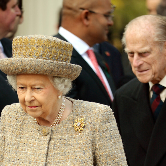 La reine Elisabeth II d'Angleterre et le prince Philip, duc d'Edimbourg lors de l'inauguration du "Flanders Fields Memorial Garden" à la Chapelle de Westminster à Londres, le 6 novembre 2014.