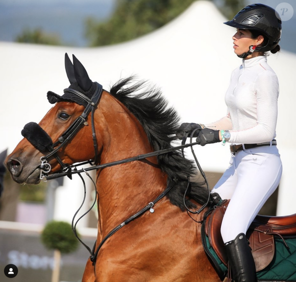 Fanny Skalli s'est mariée au cavalier Steve Guerdat et attend son premier enfant.