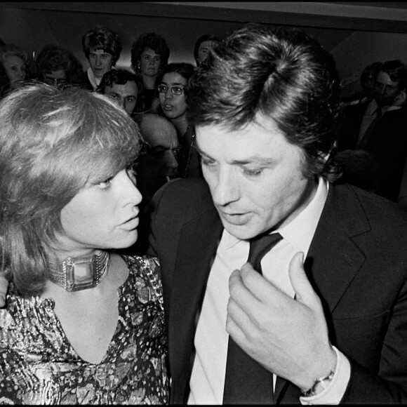 Nathalie et Alain Delon à Paris en 1971 à la première du film "Doucement les basses".