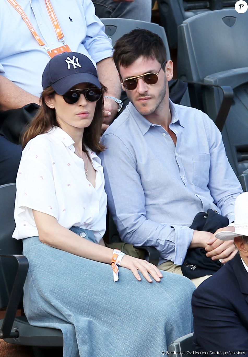 Gaspard Ulliel et sa compagne Gaëlle Pietri dans les tribunes des Internationaux de Tennis de Roland Garros à Paris le 7 juin 2017 © Cyril Moreau-Dominique Jacovides/Bestimage