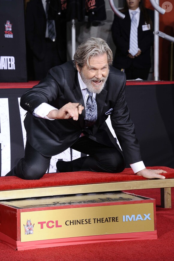 Jeff Bridges - Jeff Bridges laisse ses empreintes sur le ciment lors d'une cérémonie au théâtre Chinese à Hollywood le 6 janvier 2017 