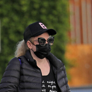 Rebel Wilson sort masquée dans la rue à Los Angeles le 13 janvier 2021.