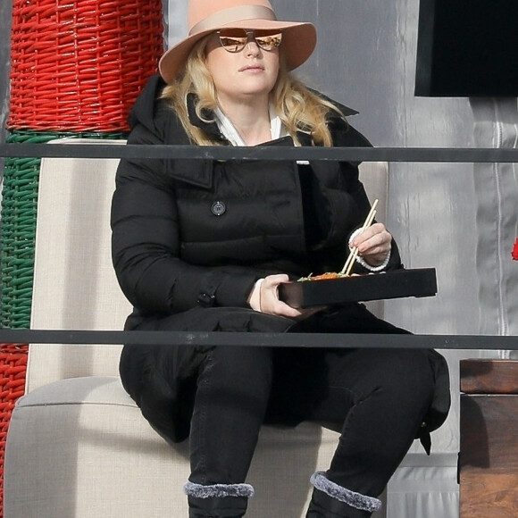 Rebel Wilson mange un morceau en regardant un match de polo avec Jacob Busch à Aspen le 20 décembre 2020.