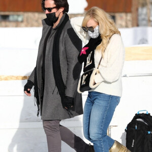 Rebel Wilson et son compagnon Jacob Busch s'amusent à jouer au polo lors de leurs vacances à Aspen, le 19 décembre 2020.