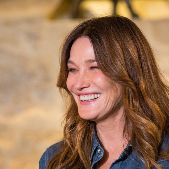 Exclusif - Carla Bruni Sarkozy - Enregistrement d'une séquence spéciale pour l'émission "La Lettre", présentée par S.Davant et qui sera diffusée le 16 janvier 2021 sur France 2, à Paris. Le 5 novembre 2020 © Cyril Moreau / Bestimage