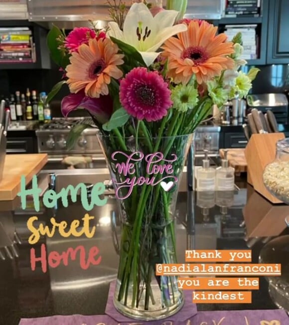 Laeticia Hallyday accueillie avec un bouquet de fleurs chez elle, à Los Angeles, le 14 janvier 2021.
