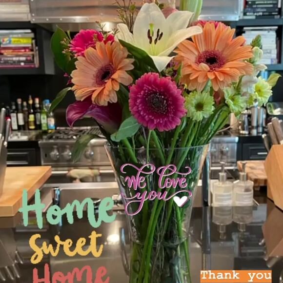 Laeticia Hallyday accueillie avec un bouquet de fleurs chez elle, à Los Angeles, le 14 janvier 2021.