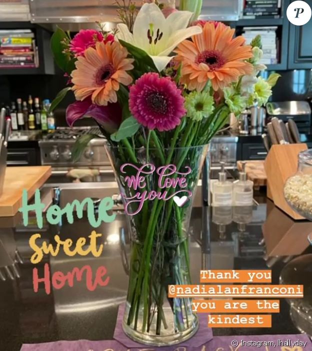 Laeticia Hallyday accueillie avec un bouquet de fleurs chez elle, à Los Angeles, le 14 janvier 2021.