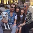 Johnny et Laeticia Hallyday dans leur maison de Pacific Palisades avec leurs filles Jade et Joy.