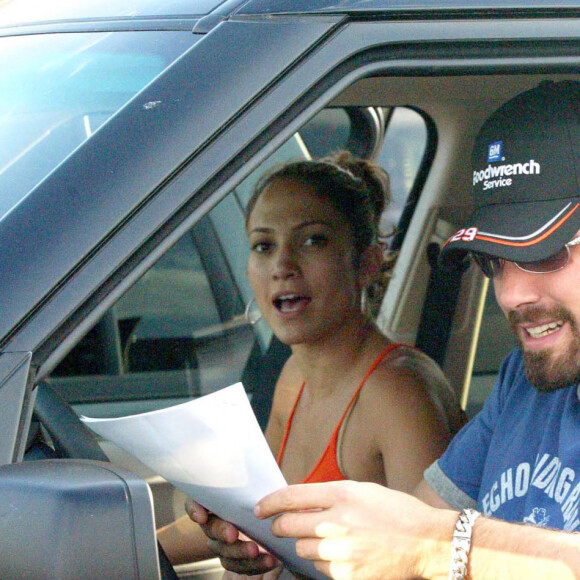 Jennifer Lopez et Ben Affleck lisent une assignation à comparaître comme témoin à Savannah en Georgie.