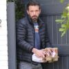 Ben Affleck s'est fait livrer ses cafés préférés devant la porte de son domicile à Pacific Palisades, Los Angeles. Le 13 décembre 2020.